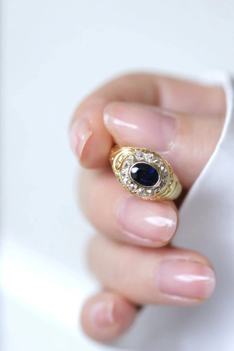 Bague dôme saphir entourage diamants