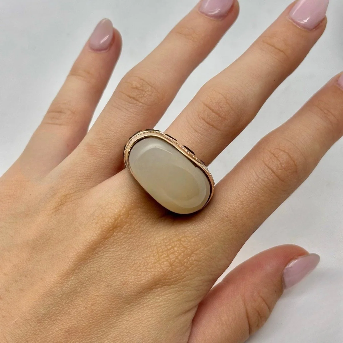Bague Dôme ANJARA en or jaune, pierre de lune, quartz et diamants - Image 2