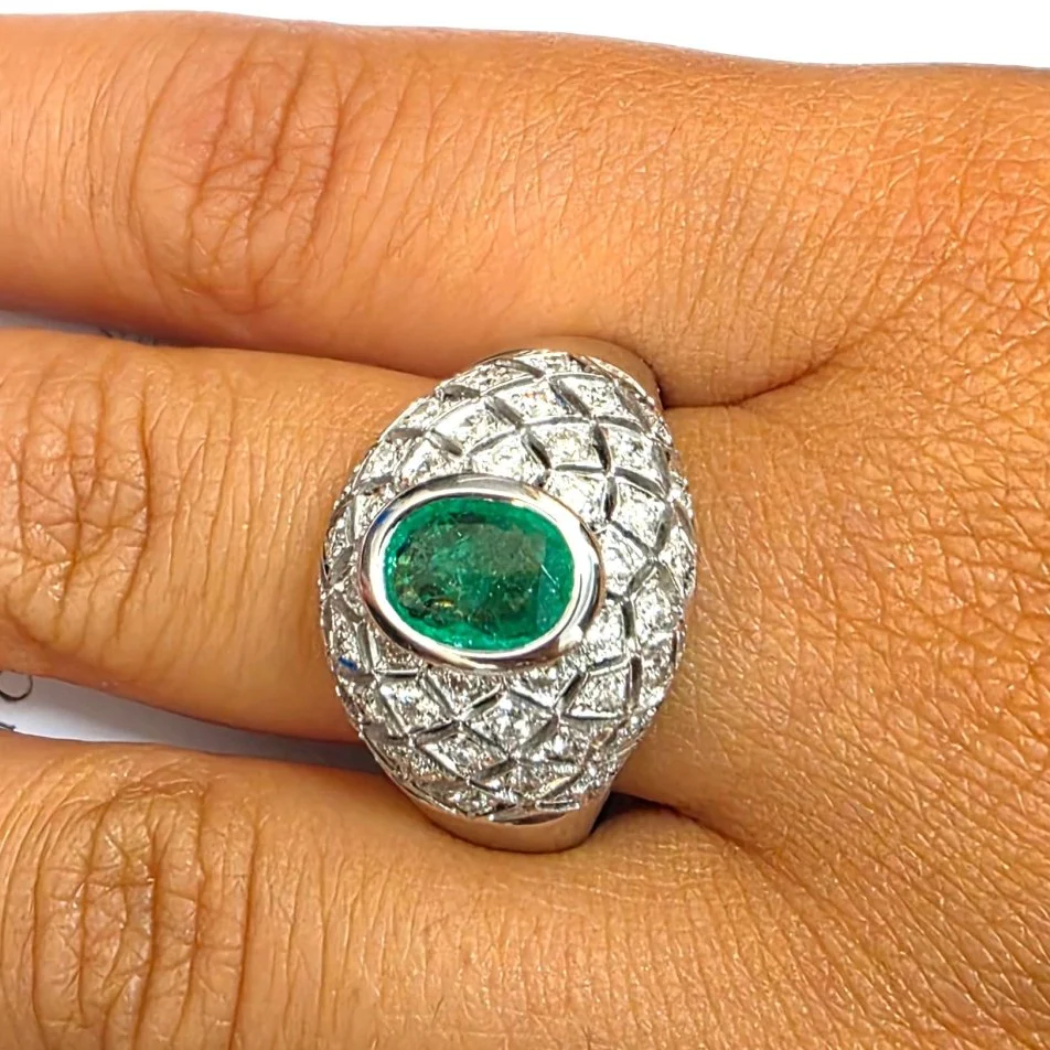 Bague Dôme en or blanc, émeraude et diamants - Image 2