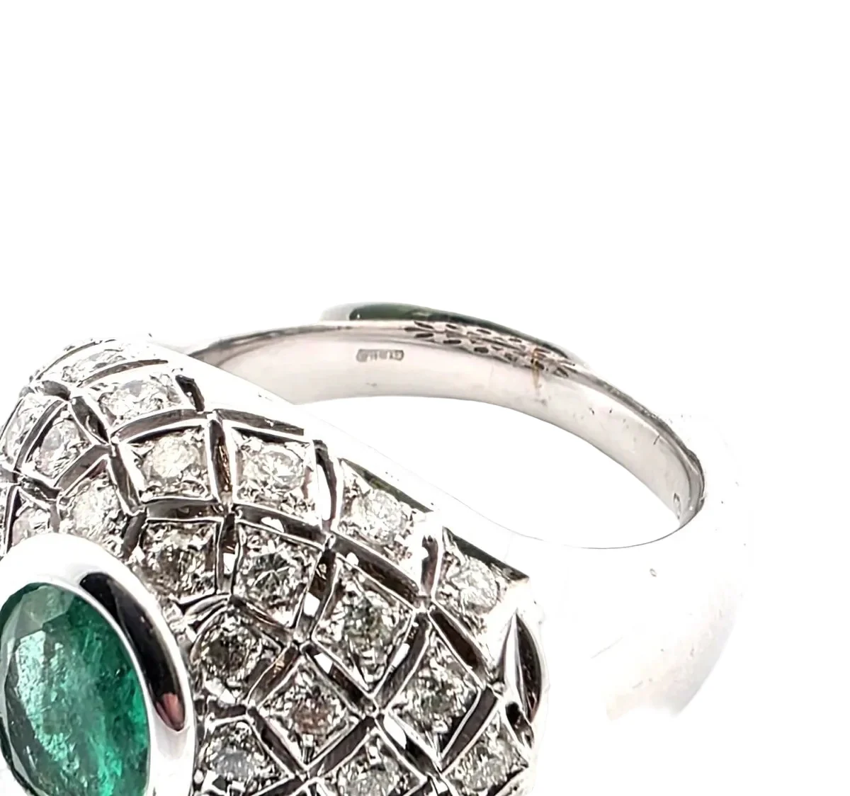 Bague Dôme en or blanc, émeraude et diamants - Image 6