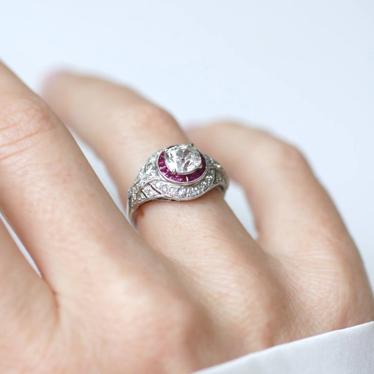 Bague Dôme en platine, rubis et diamants - Image 2