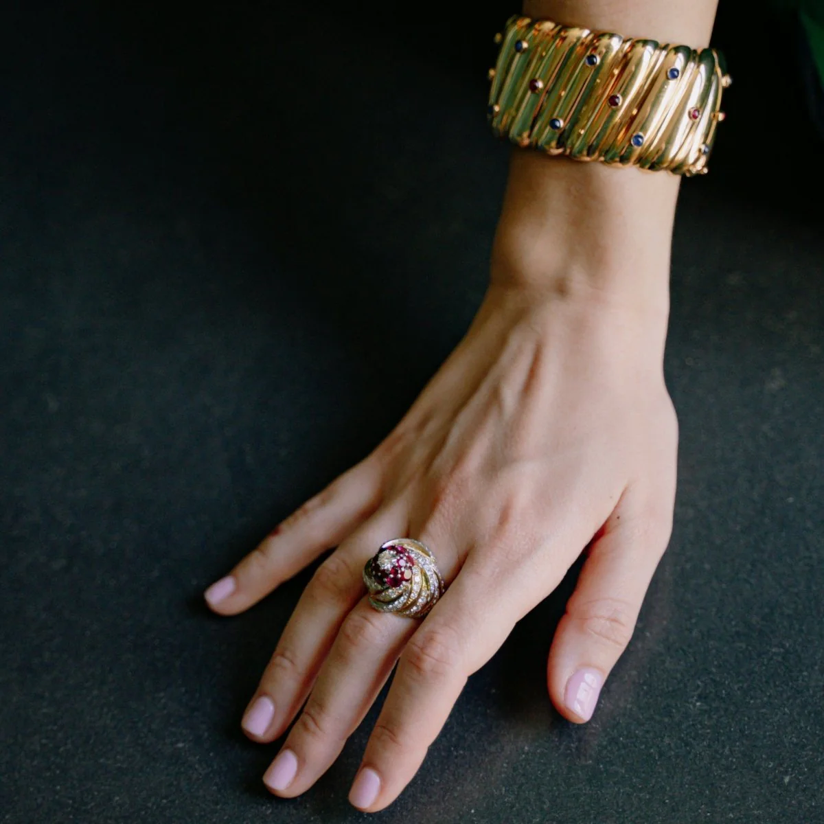 Bague Dôme MARCHAK en or jaune, rubis et diamants - Image 2