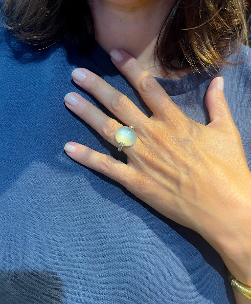 Bague or gris modèle Luna de la maison Pomellato en calcédoine et diamant. - Image 6