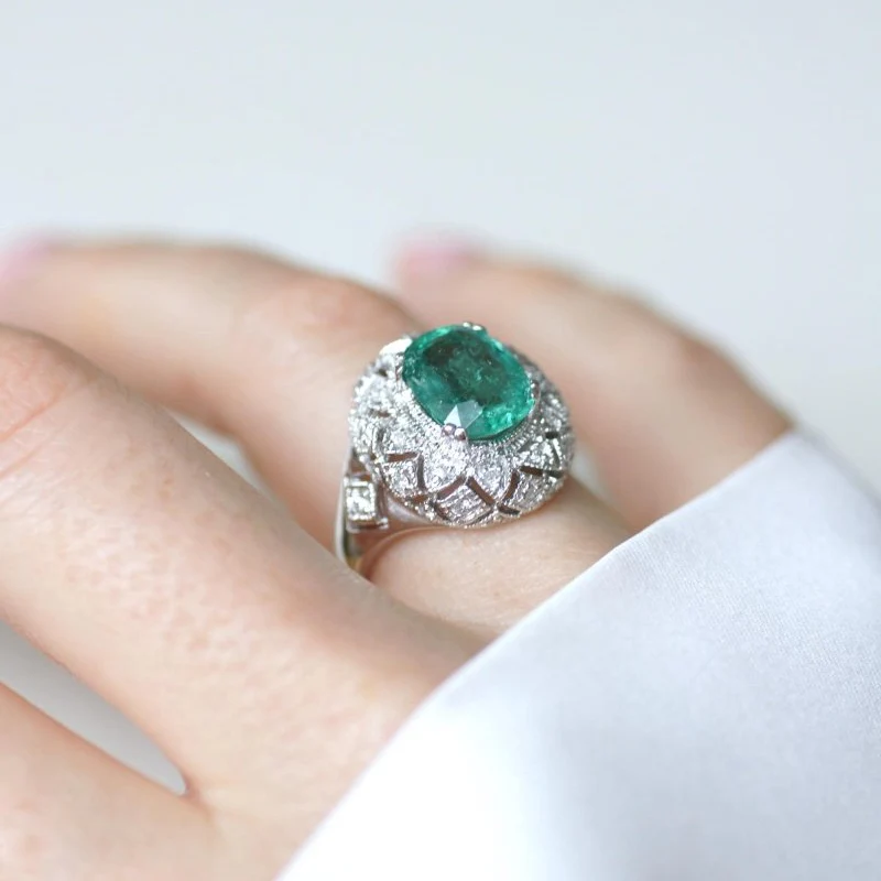 Bague Dôme en or blanc, émeraude et diamants - Image 2
