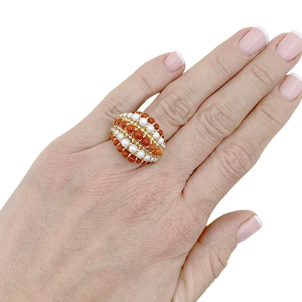 Bague Dôme VAN CLEEF & ARPELS "Twist" en or jaune, corail et perles - Image 5