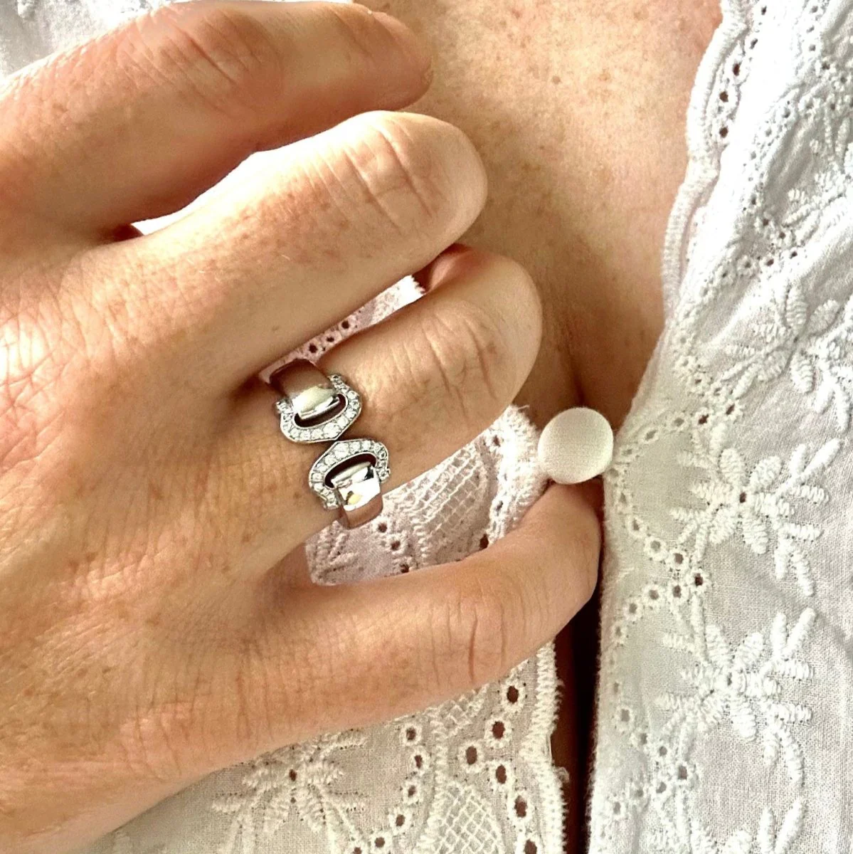 Bague CARTIER "Double C" en or blanc et diamants - Image 2