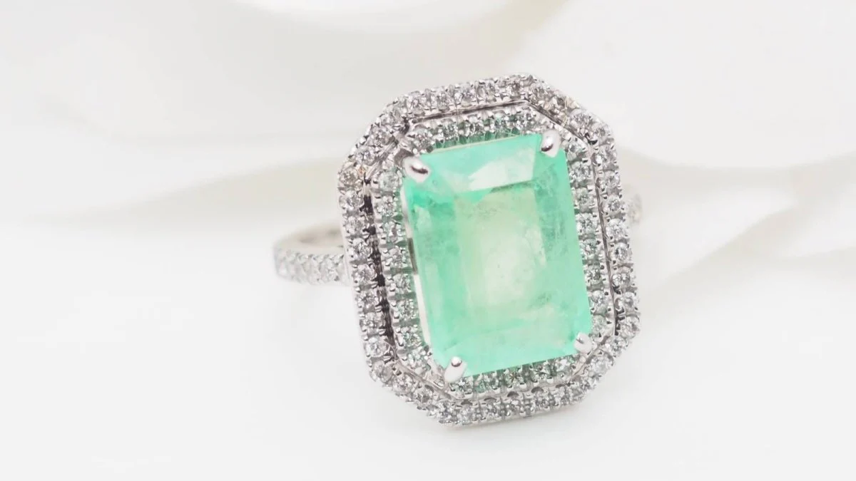 Bague double entourage en or blanc, émeraude de colombie certifiée et diamants - Image 3