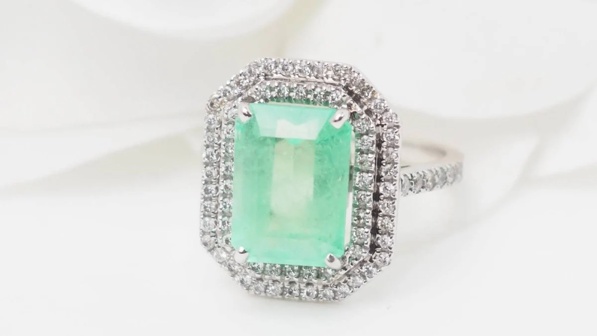 Bague double entourage en or blanc, émeraude de colombie certifiée et diamants - Image 4