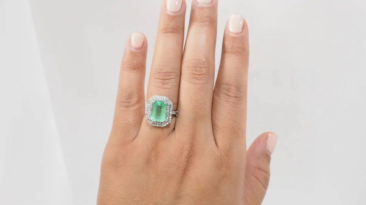 Bague double entourage en or blanc, émeraude de colombie certifiée et diamants - Image 5