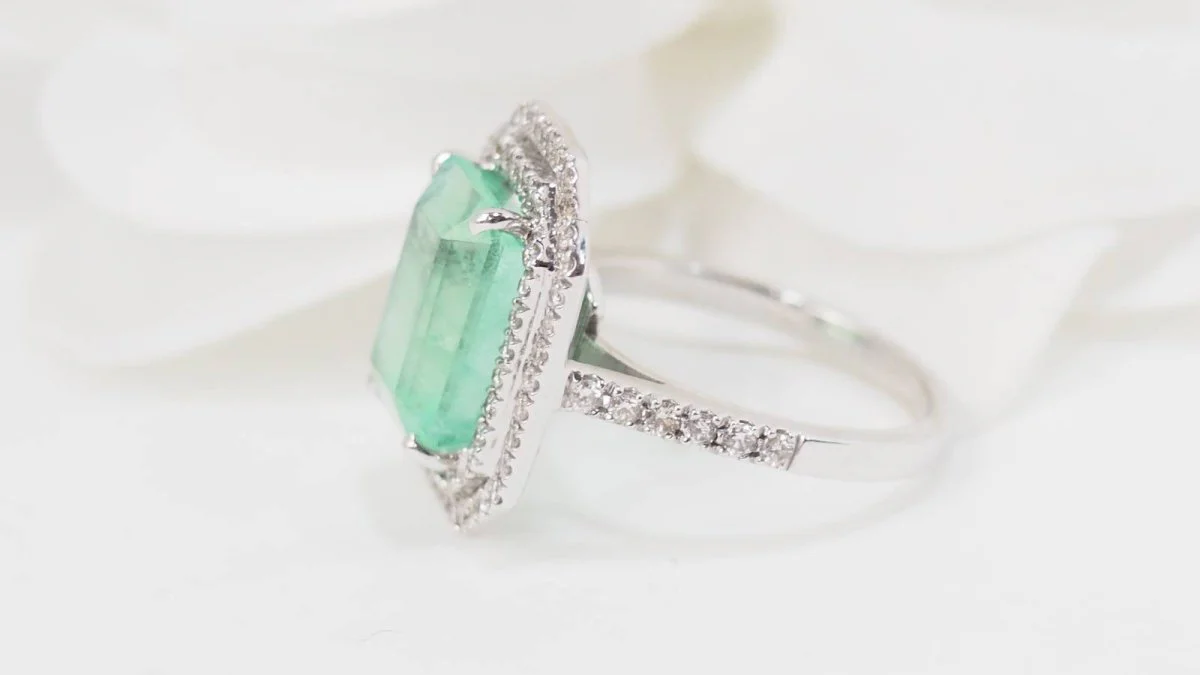 Bague double entourage en or blanc, émeraude de colombie certifiée et diamants - Image 7