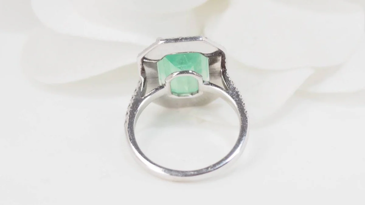 Bague double entourage en or blanc, émeraude de colombie certifiée et diamants - Image 8