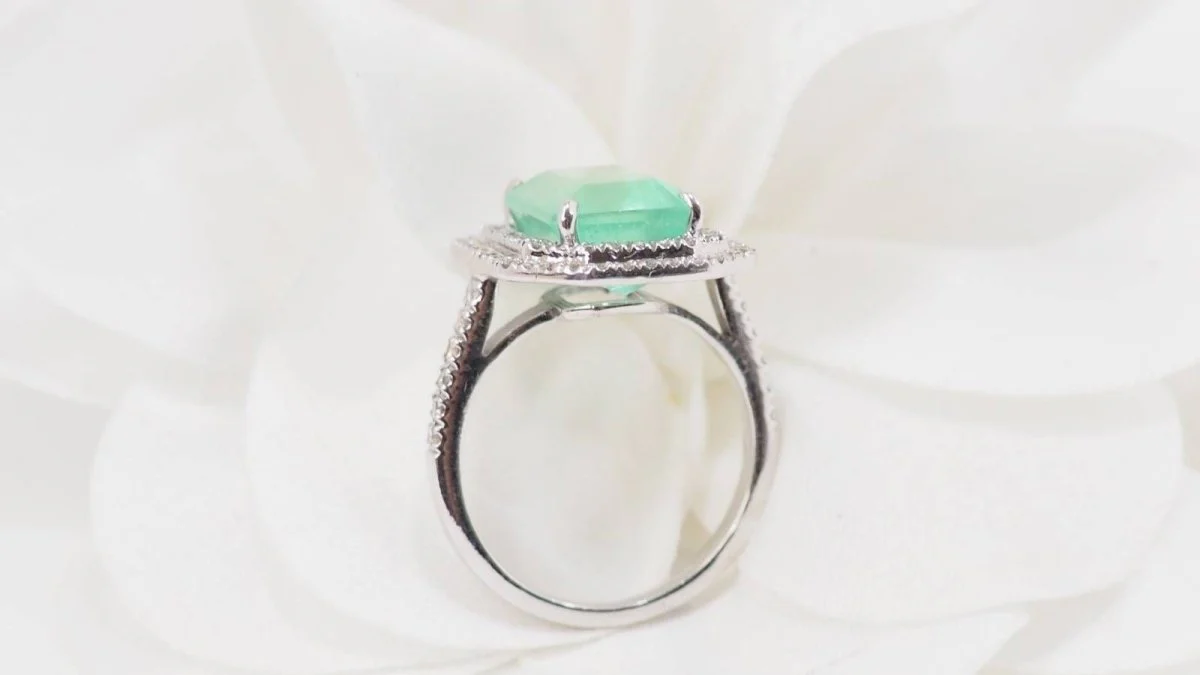 Bague double entourage en or blanc, émeraude de colombie certifiée et diamants - Image 9