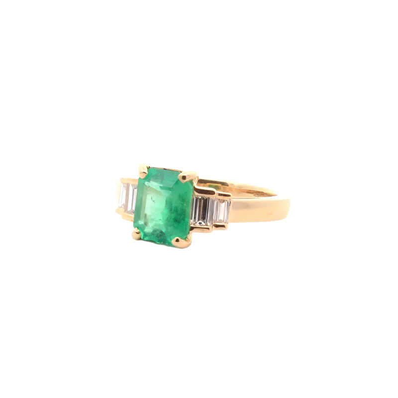 Bague Entourage en or jaune, émeraude et diamants - Image 3