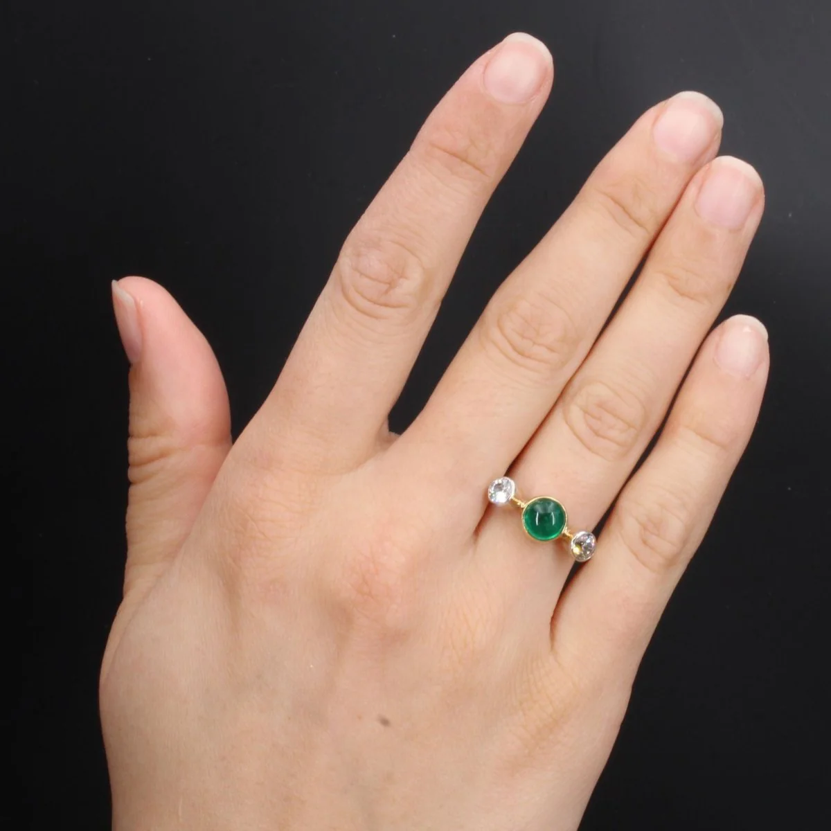 Bague Trilogie en or jaune, émeraude et diamants - Image 2