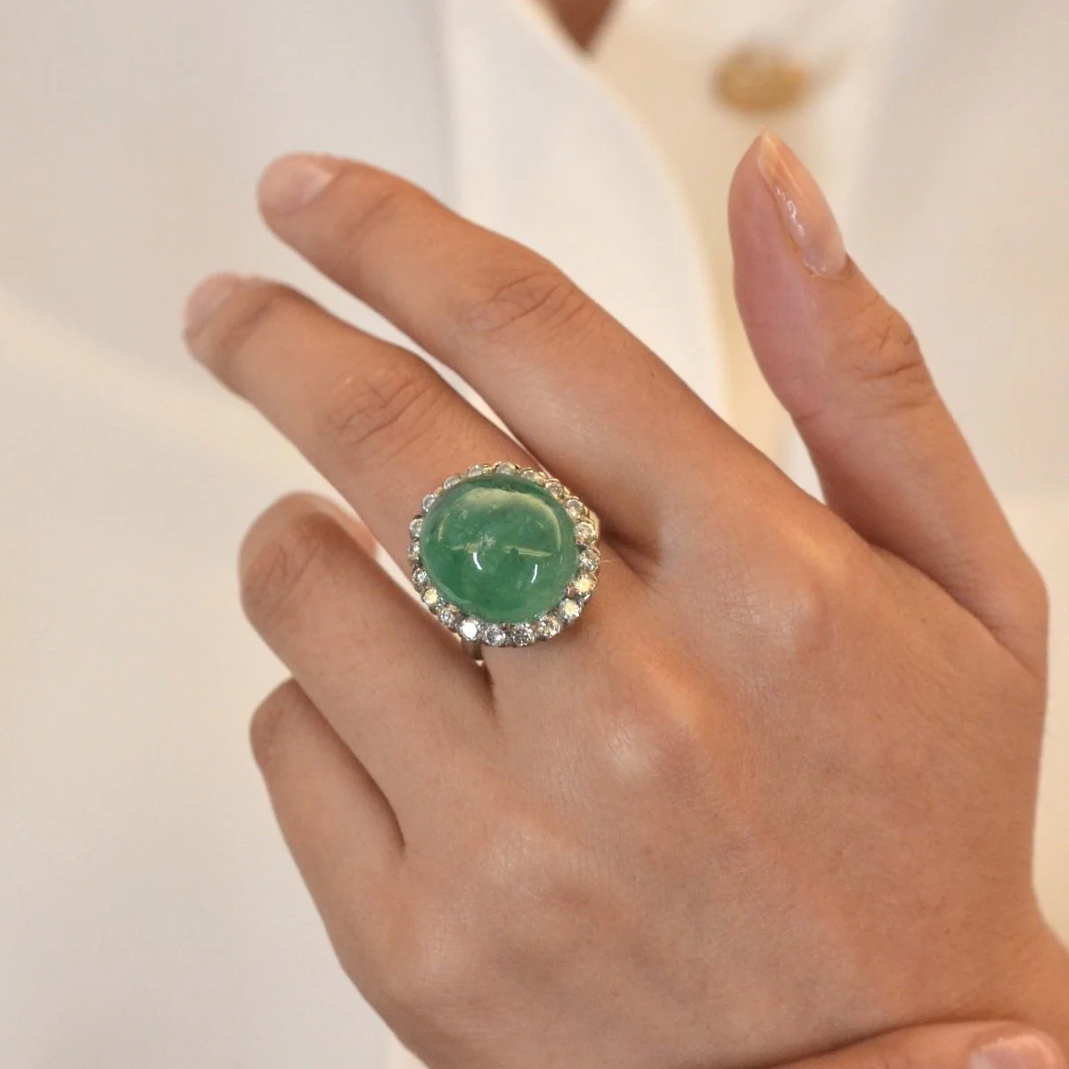 Bague Cocktail en or blanc, émeraude et diamants - Image 2