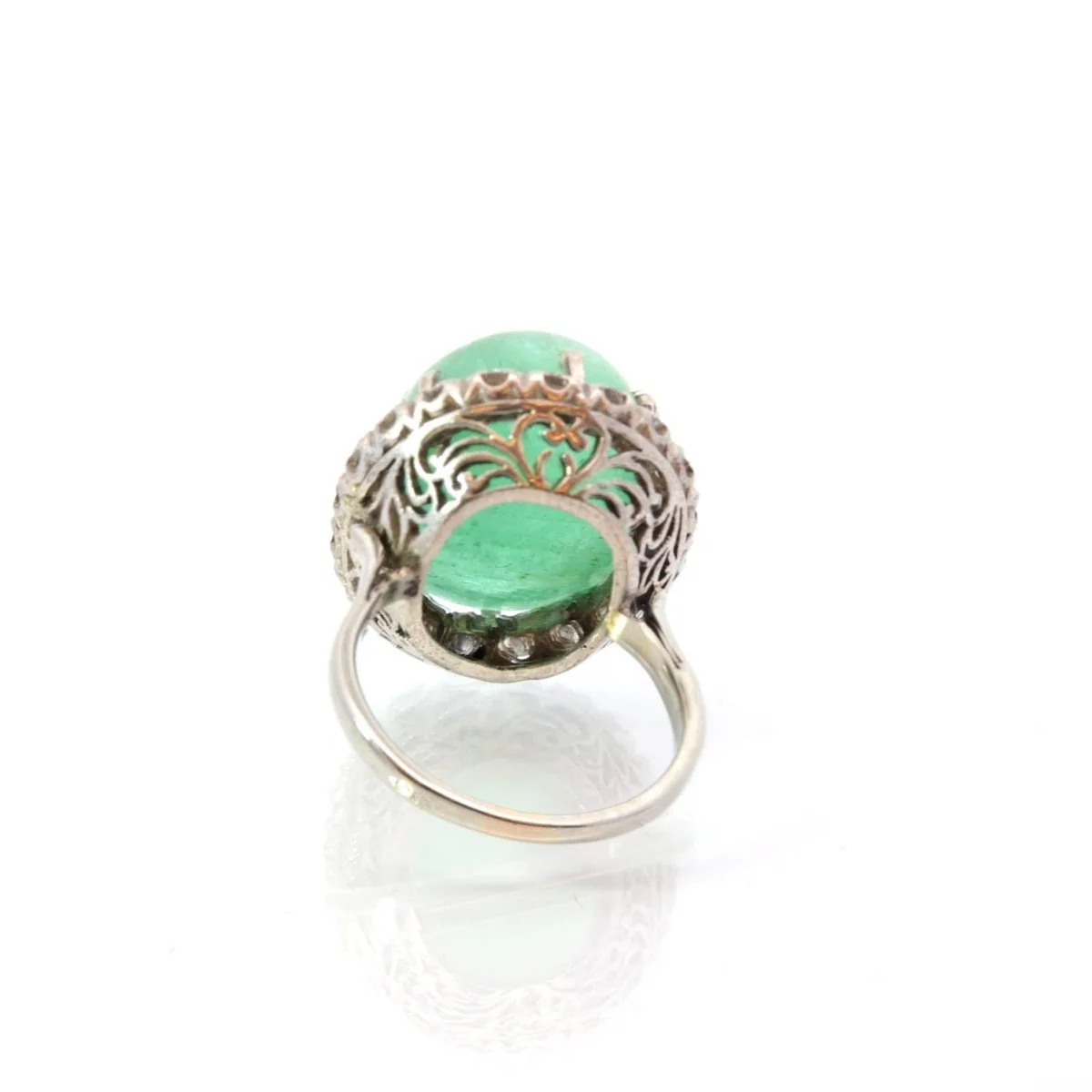 Bague Cocktail en or blanc, émeraude et diamants - Image 3