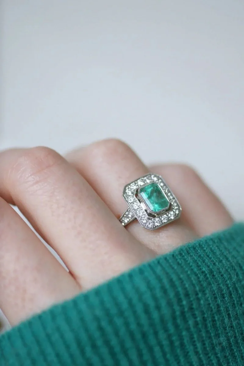 Bague Émeraude Colombienne 2.00 Cts et Diamants Style Art Déco - Image 2