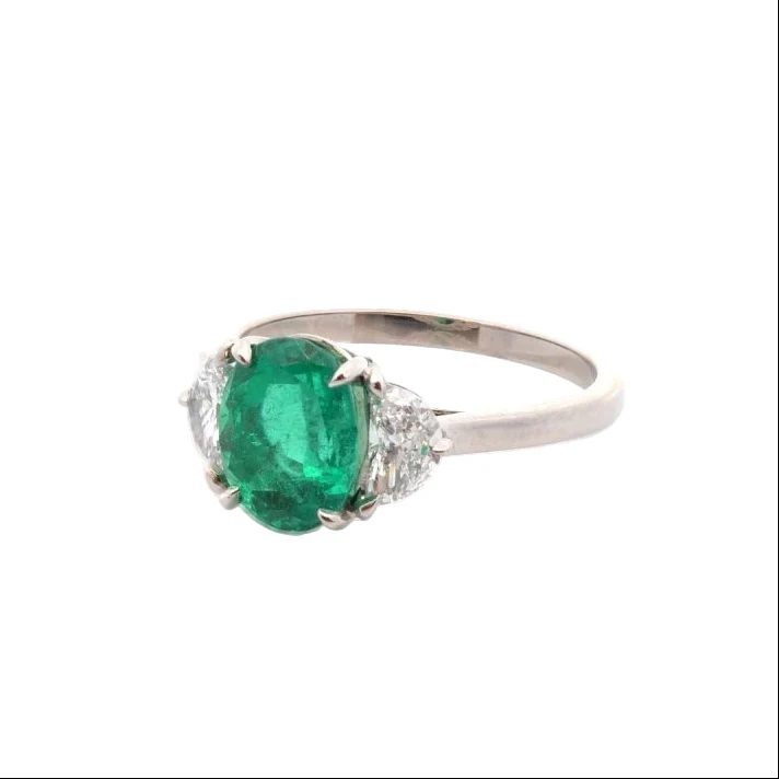 Bague Trilogie en platine, émeraude, et diamants