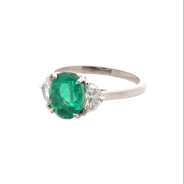 Bague Trilogie en platine, émeraude, et diamants - Image 3