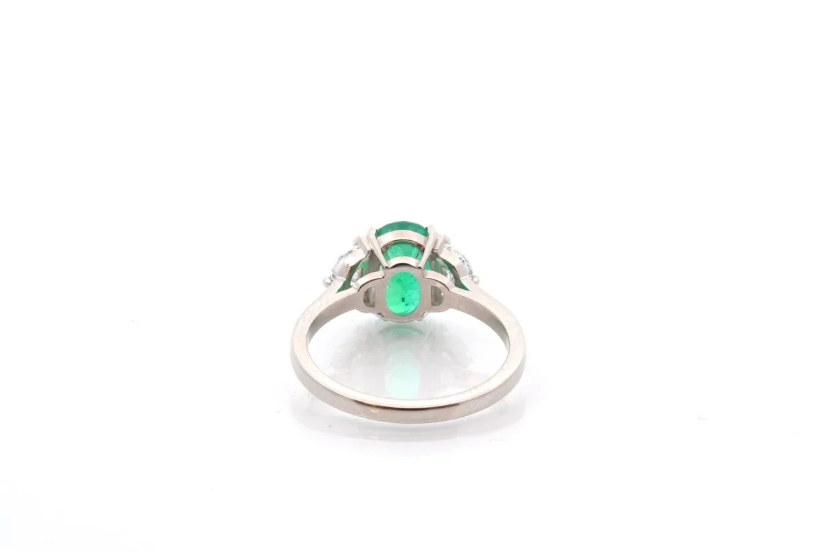Bague Trilogie en platine, émeraude, et diamants - Image 4