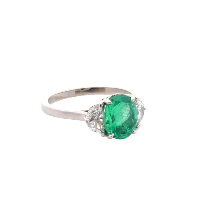 Bague Trilogie en platine, émeraude, et diamants - Image 5
