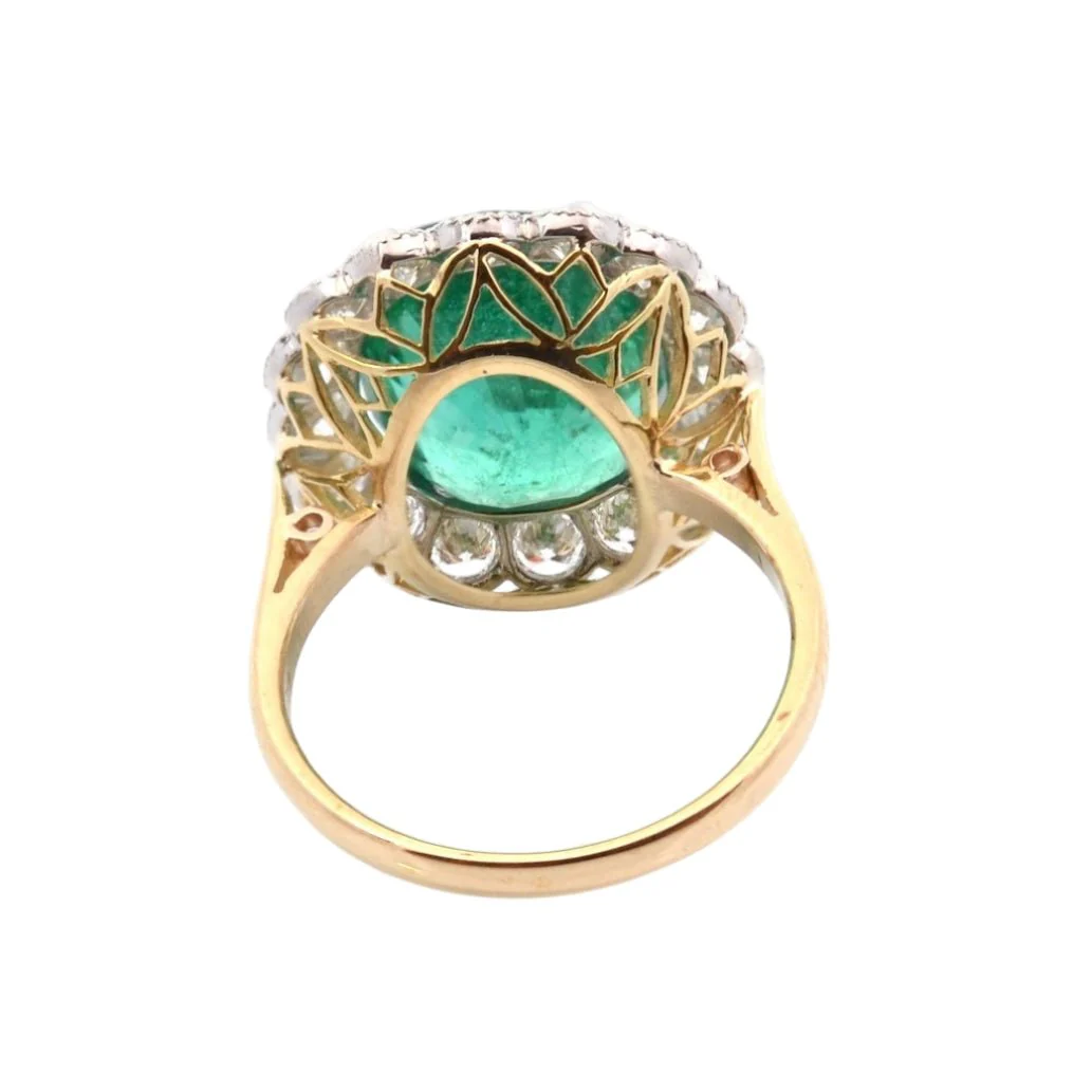 Bague Entourage en or jaune, émeraude et diamants - Image 3