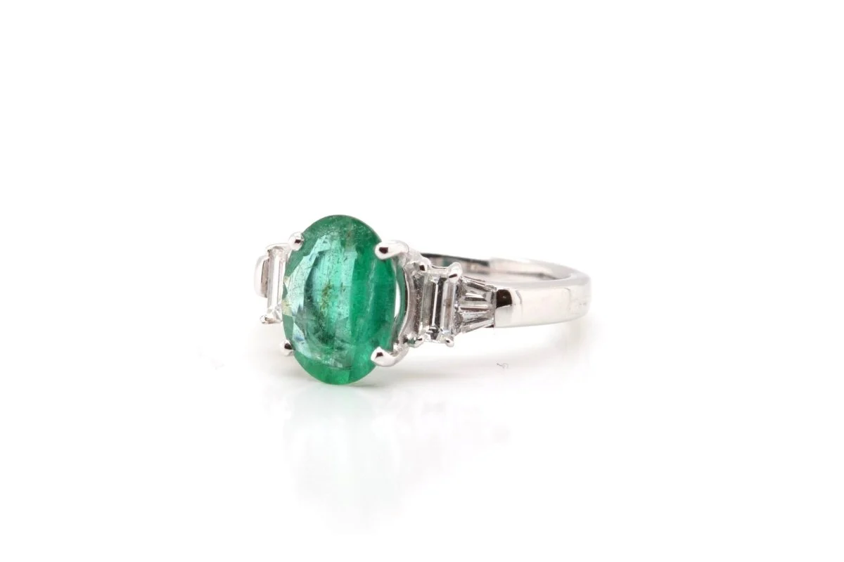 Bague émeraude de Colombie et diamants baguettes