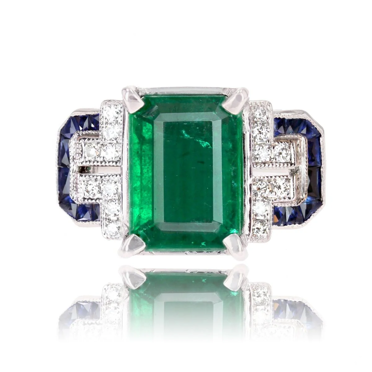 Bague Entourage en or blanc, émeraude, saphirs et diamants