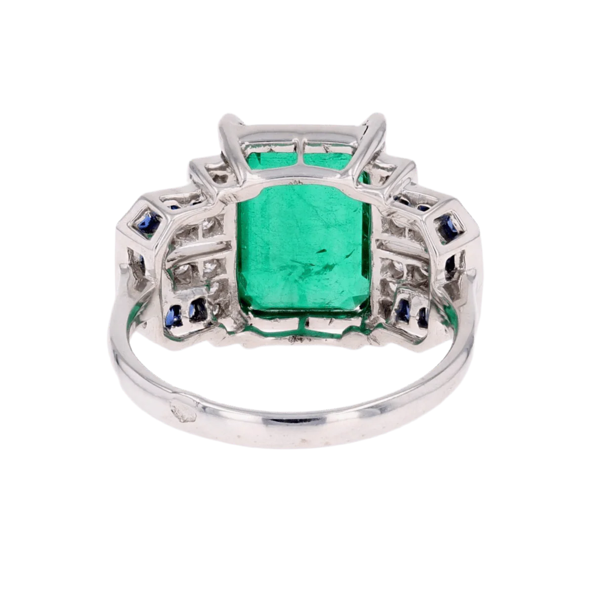 Bague Entourage en or blanc, émeraude, saphirs et diamants - Image 4