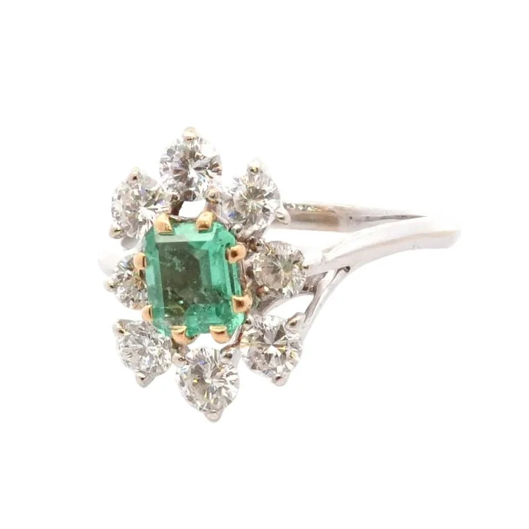 Bague Marguerite en or blanc, émeraude et diamants - Image 2