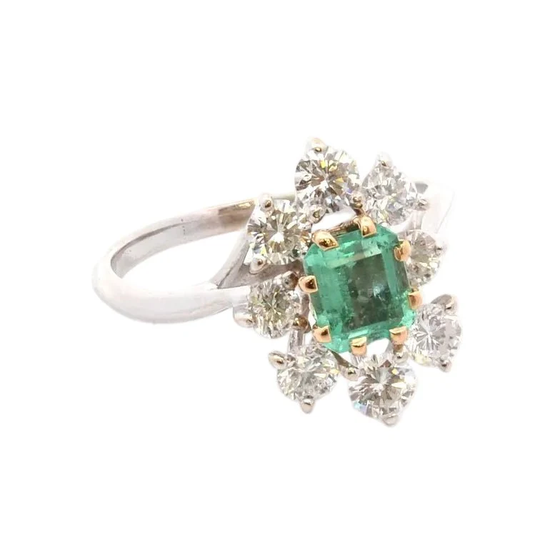 Bague Marguerite en or blanc, émeraude et diamants - Image 4