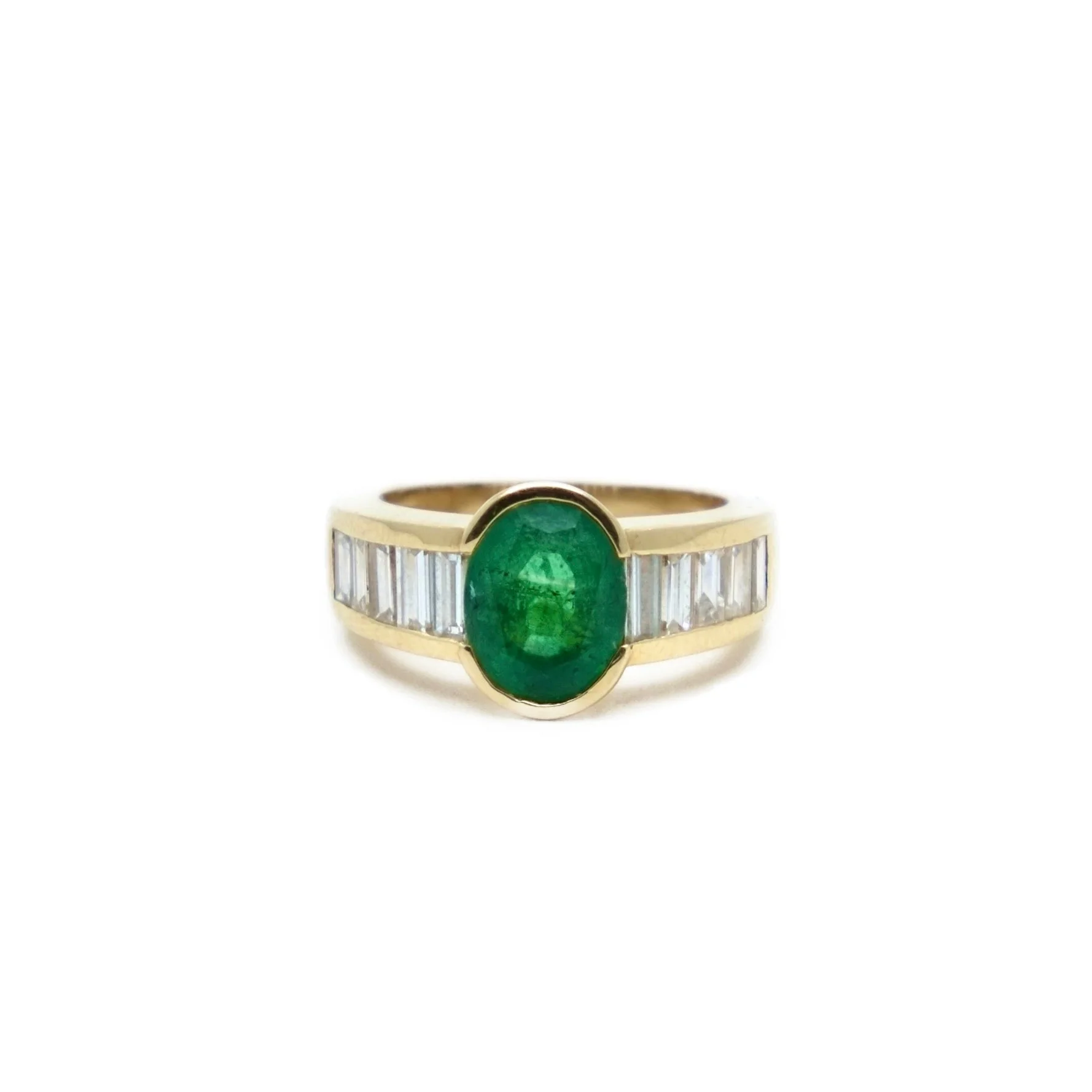 Bague serti demi-clos en or jaune et émeraude