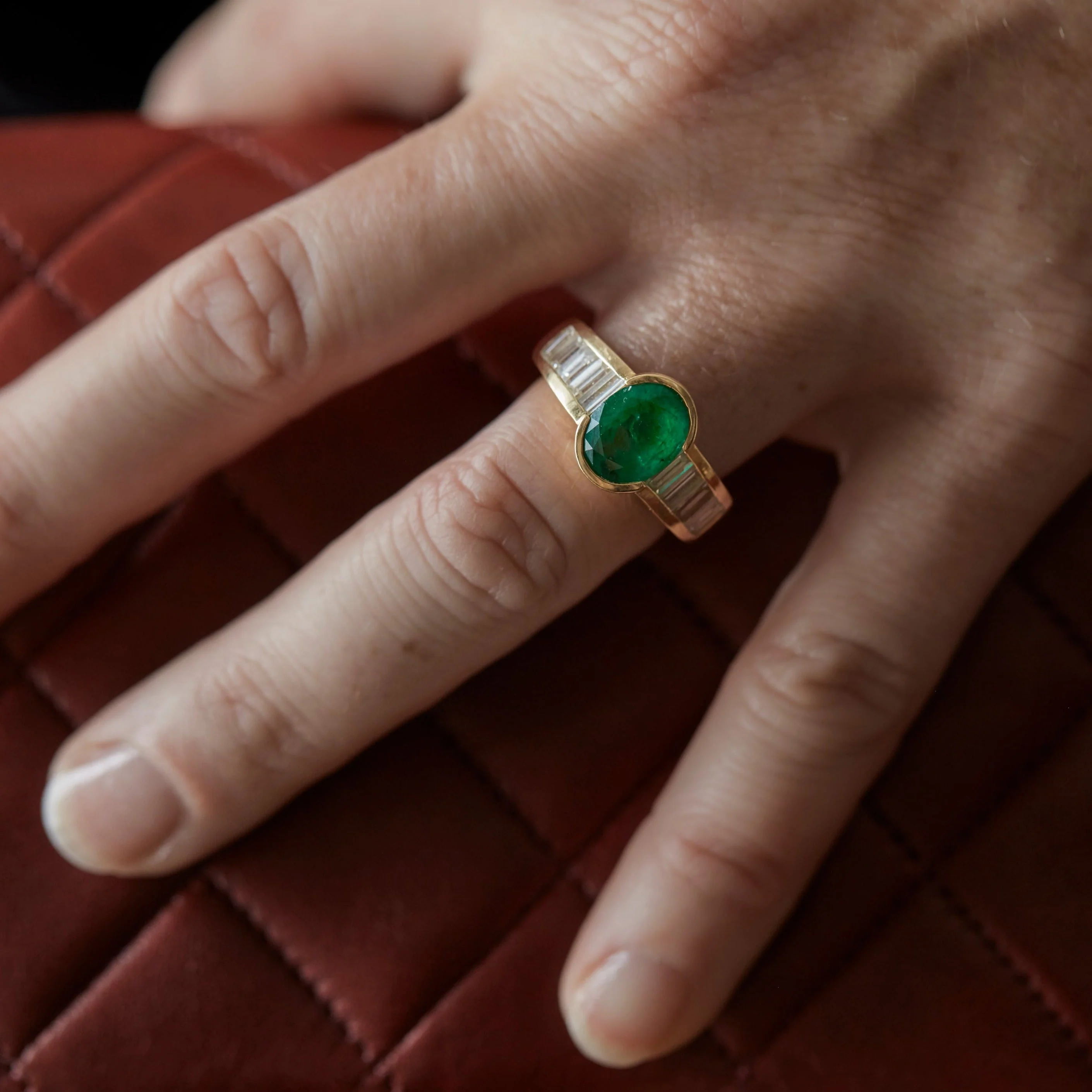 Bague serti demi-clos en or jaune et émeraude - Image 2