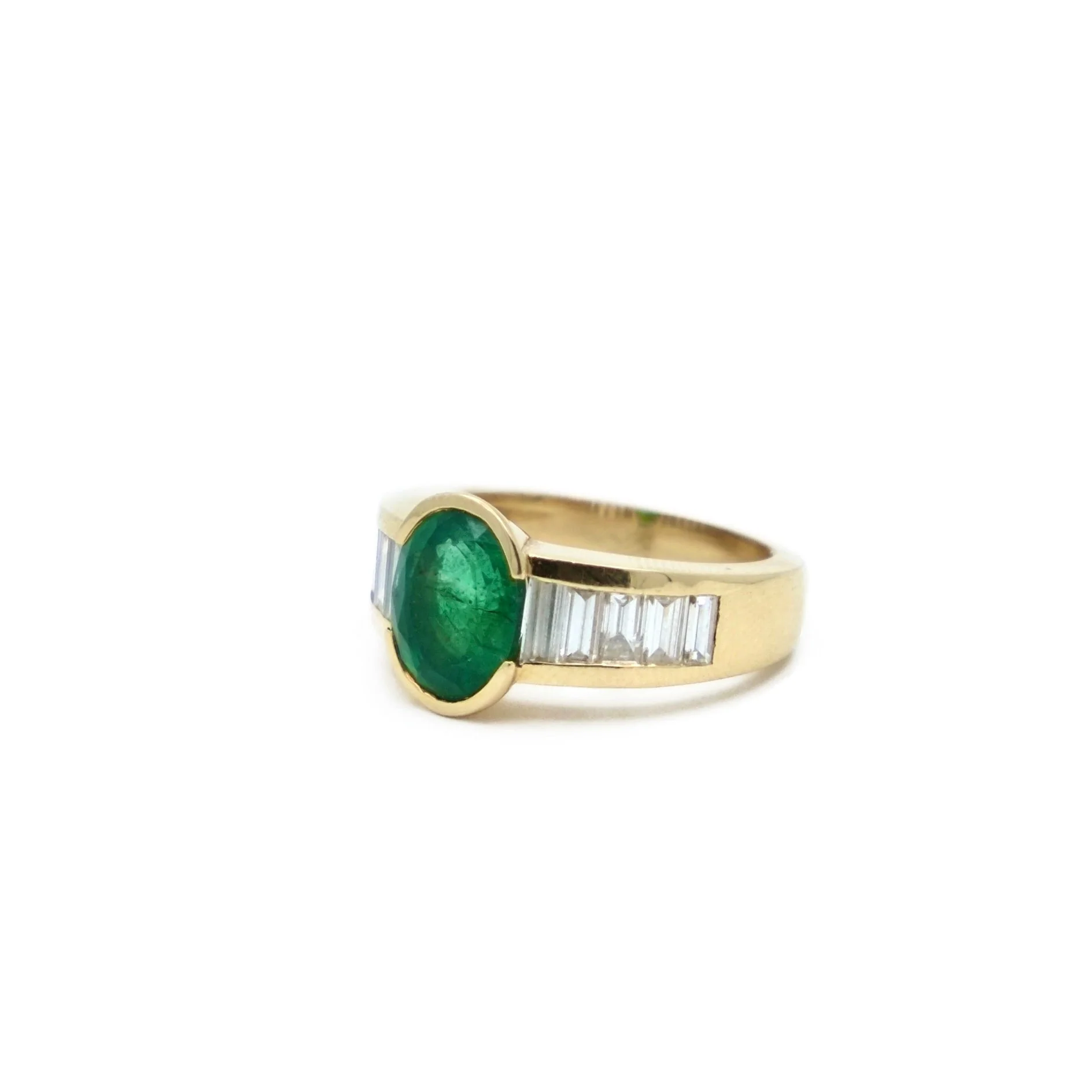 Bague serti demi-clos en or jaune et émeraude - Image 3