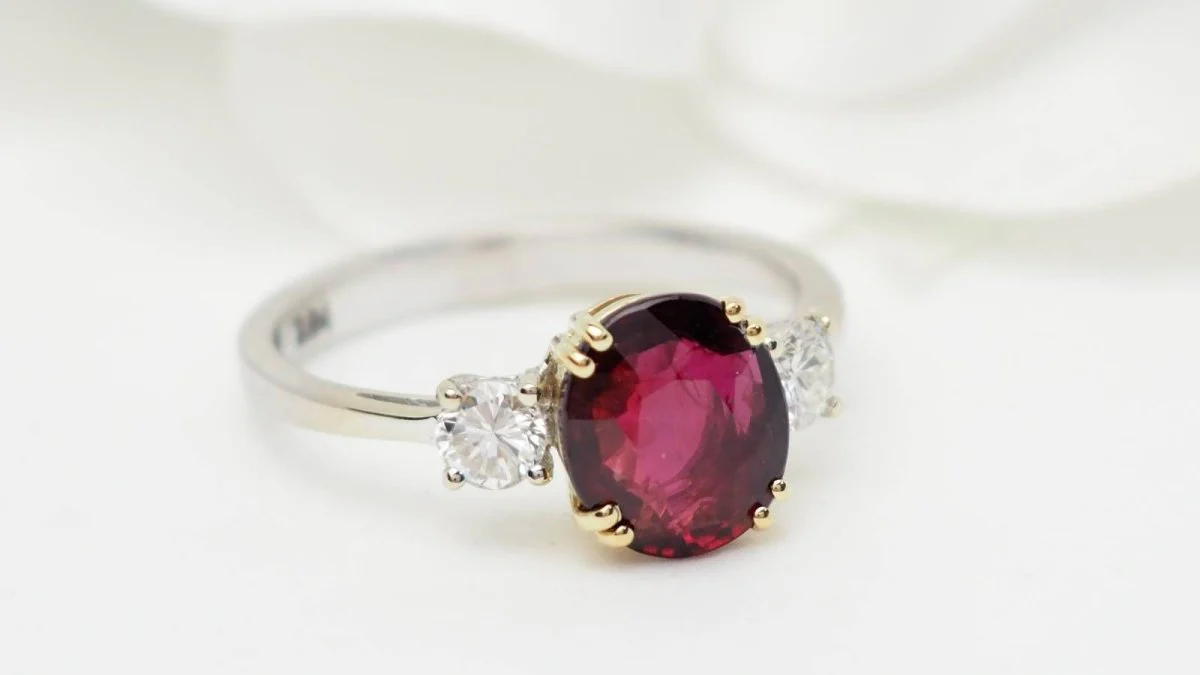Bague en or bicolore, rubis naturel certifé et diamants - Image 4