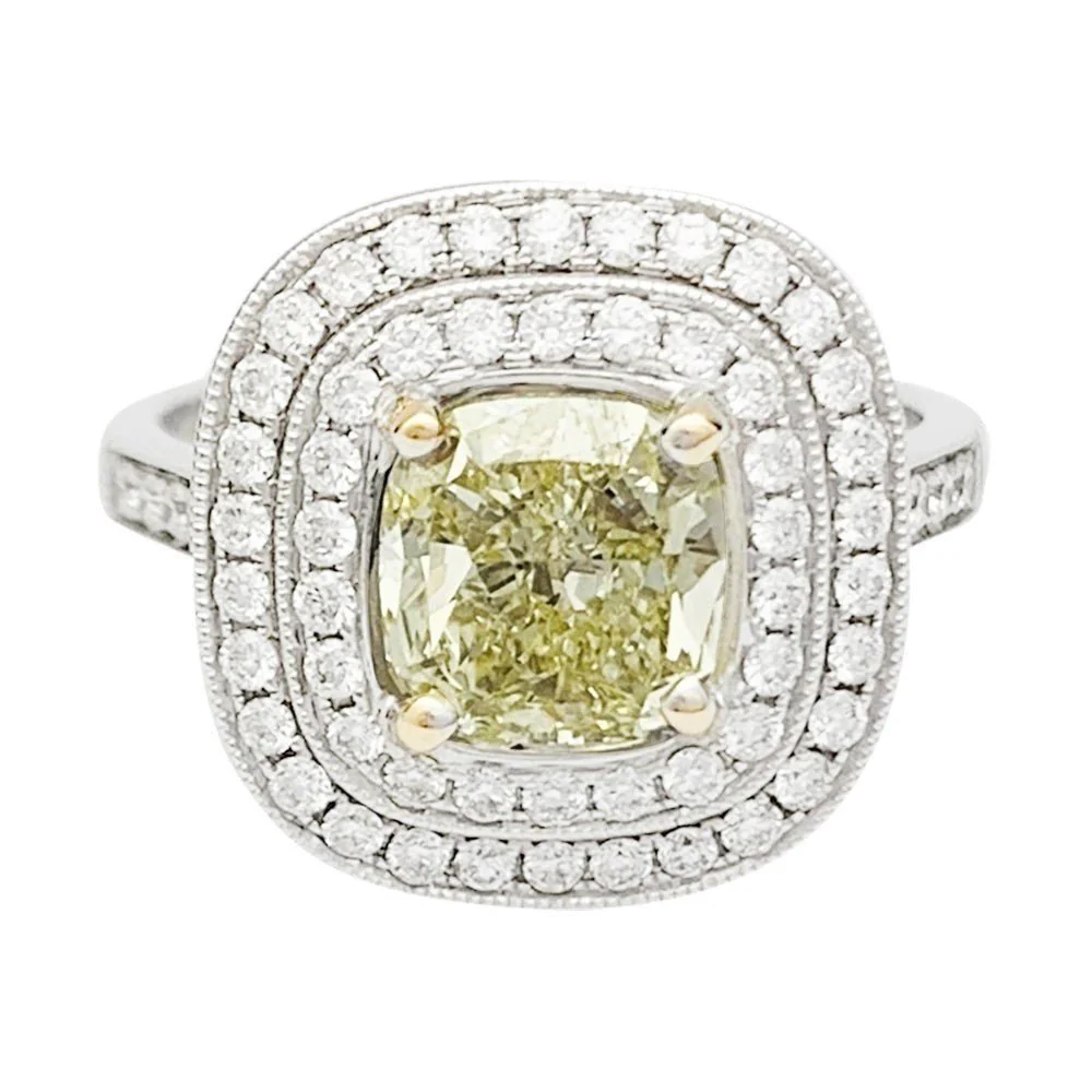 Bague en or blanc à entourage, centre diamant jaune 2,01 carats