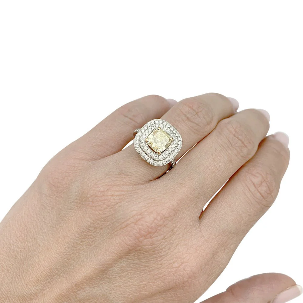 Bague en or blanc à entourage, centre diamant jaune 2,01 carats - Image 9