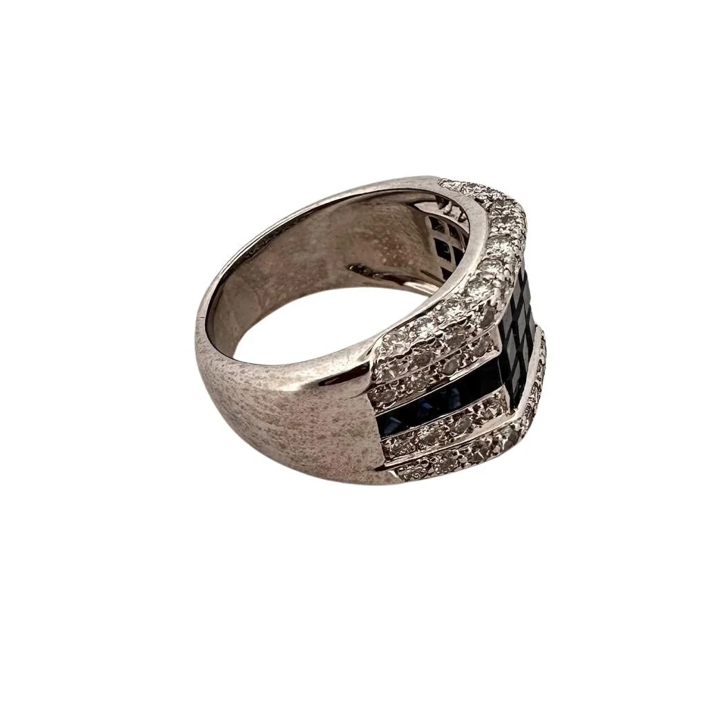 Bague en or blanc, diamants et saphirs calibrés - Image 2