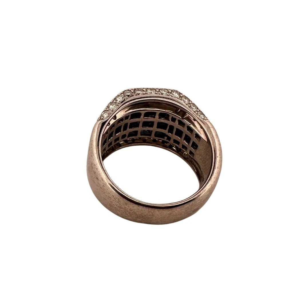 Bague en or blanc, diamants et saphirs calibrés - Image 3