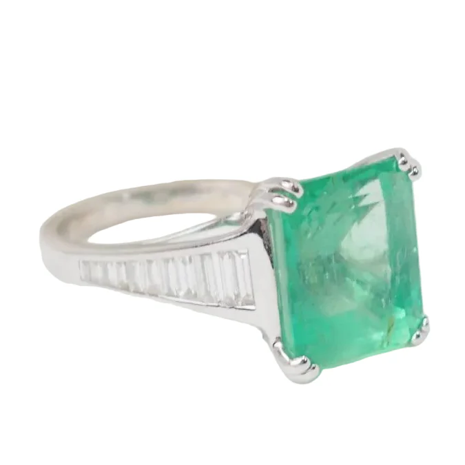 Bague Solitaire en or blanc, émeraude et diamants - Image 5