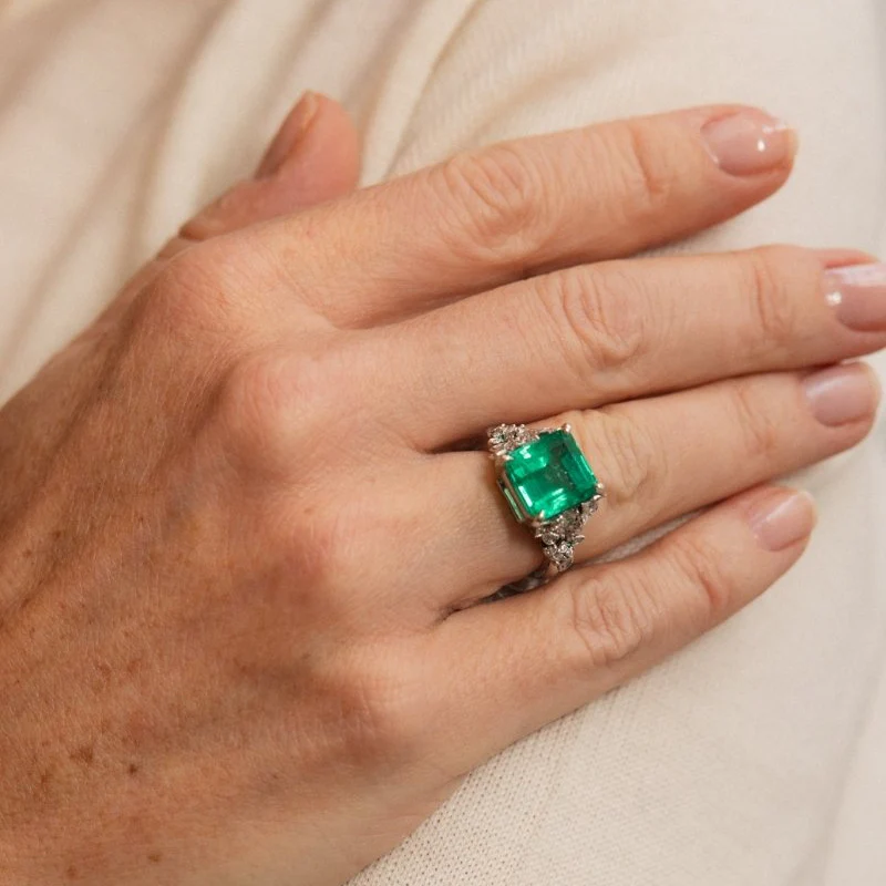 Bague en or blanc, émeraude et diamants - Image 2