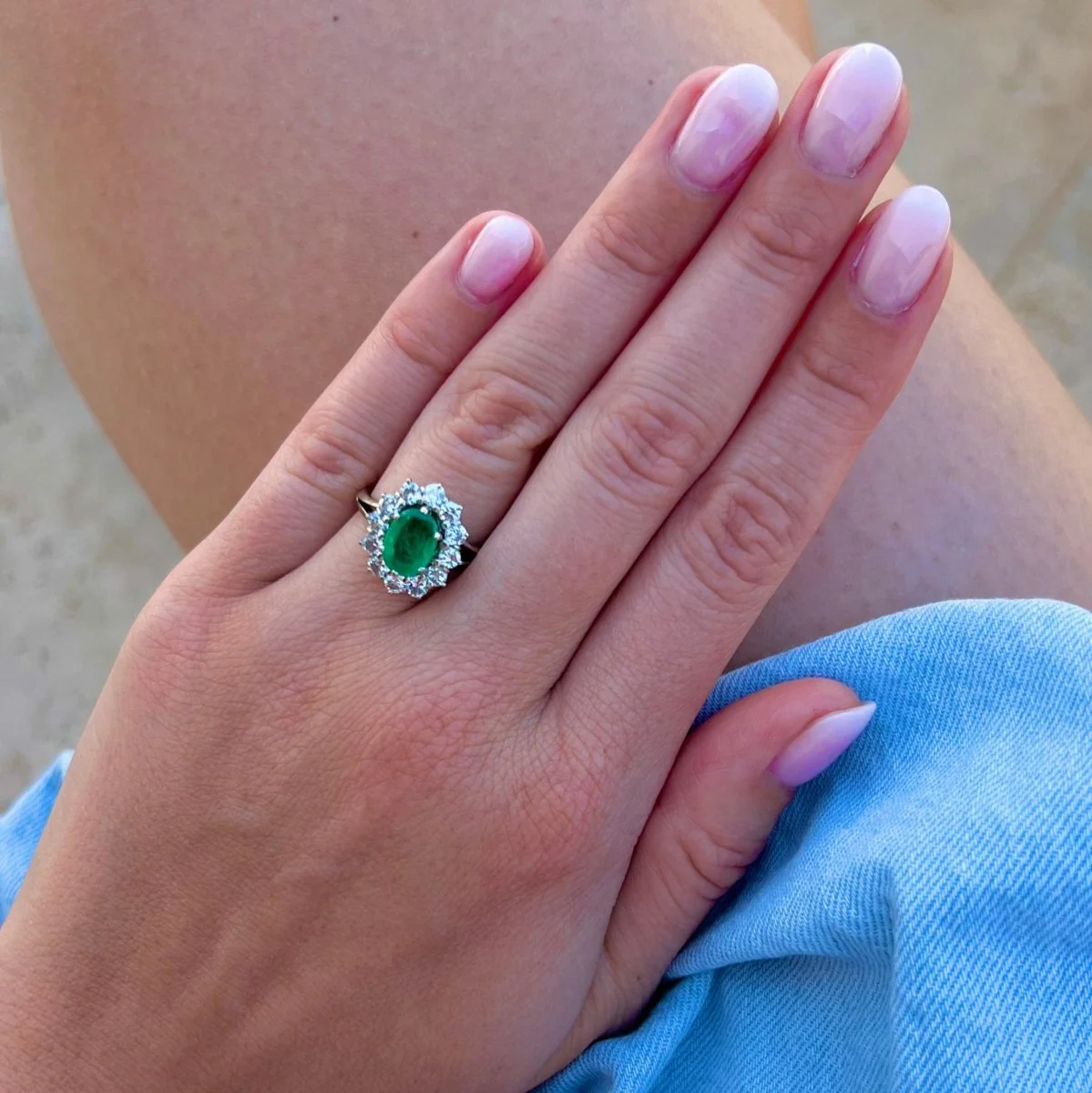 Bague Pompadour en or blanc émeraude et diamants - Image 2