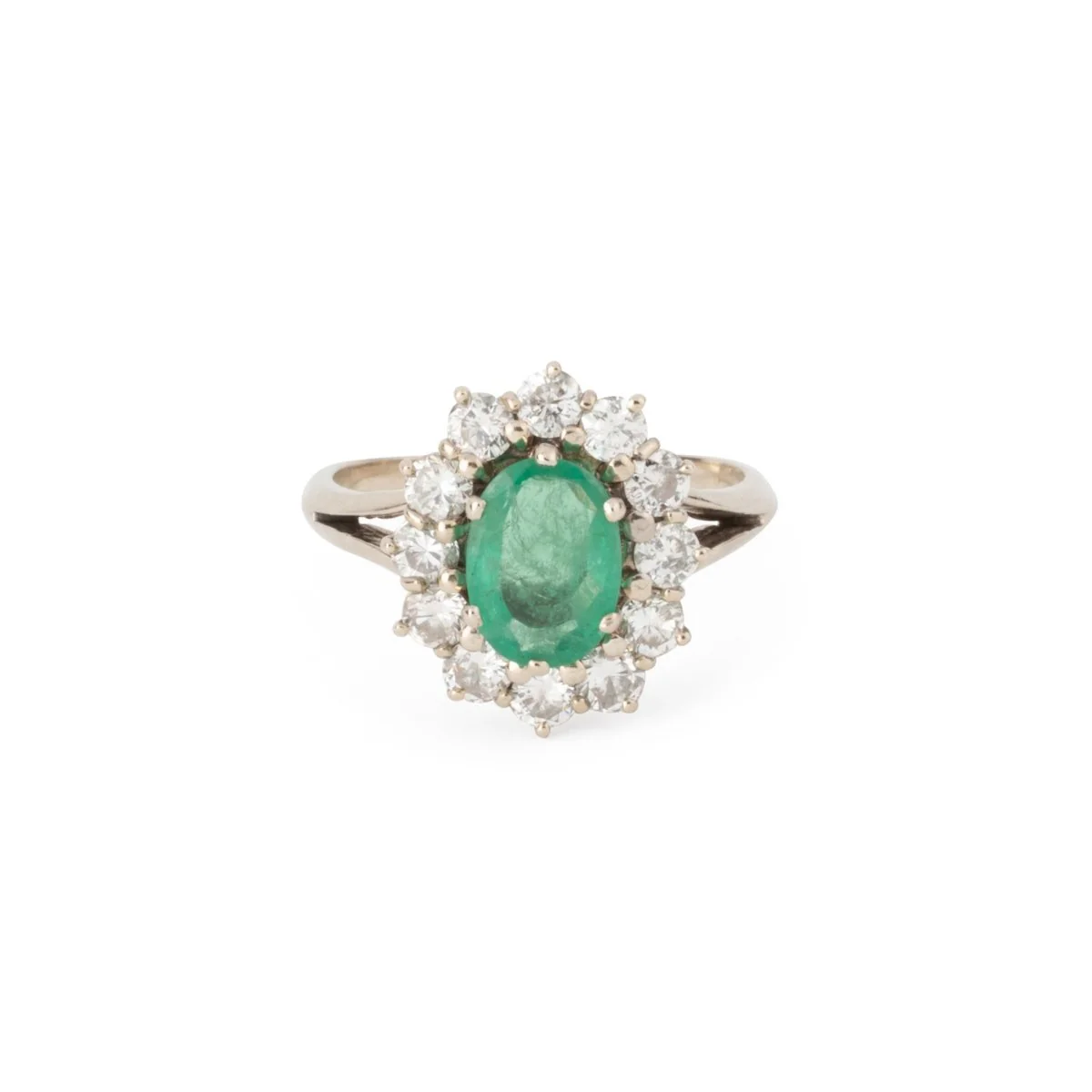Bague Pompadour en or blanc émeraude et diamants - Image 3