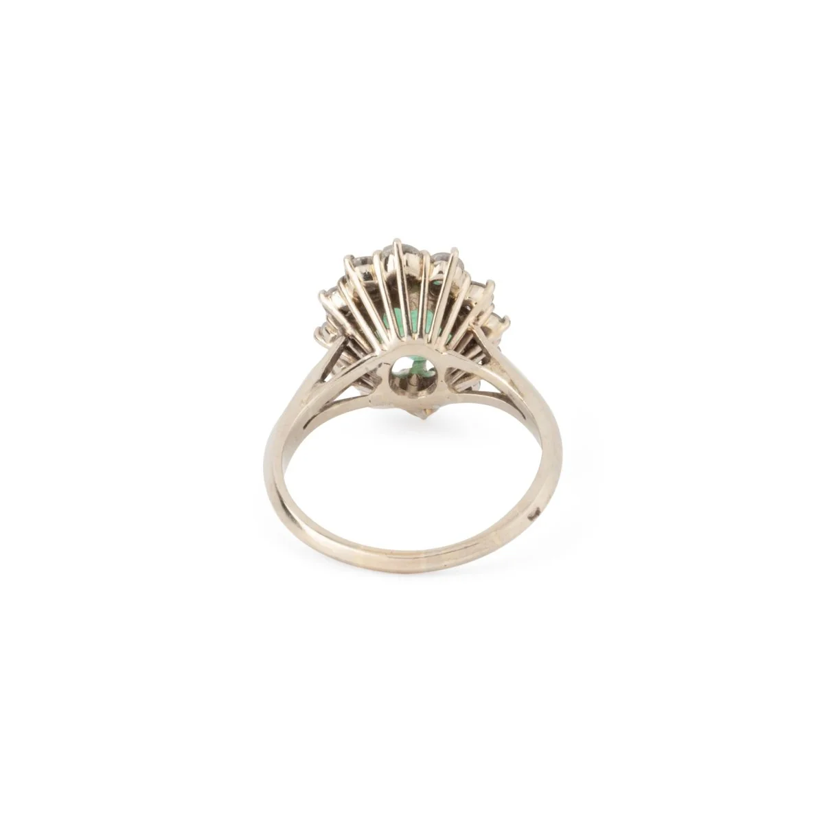 Bague Pompadour en or blanc émeraude et diamants - Image 5