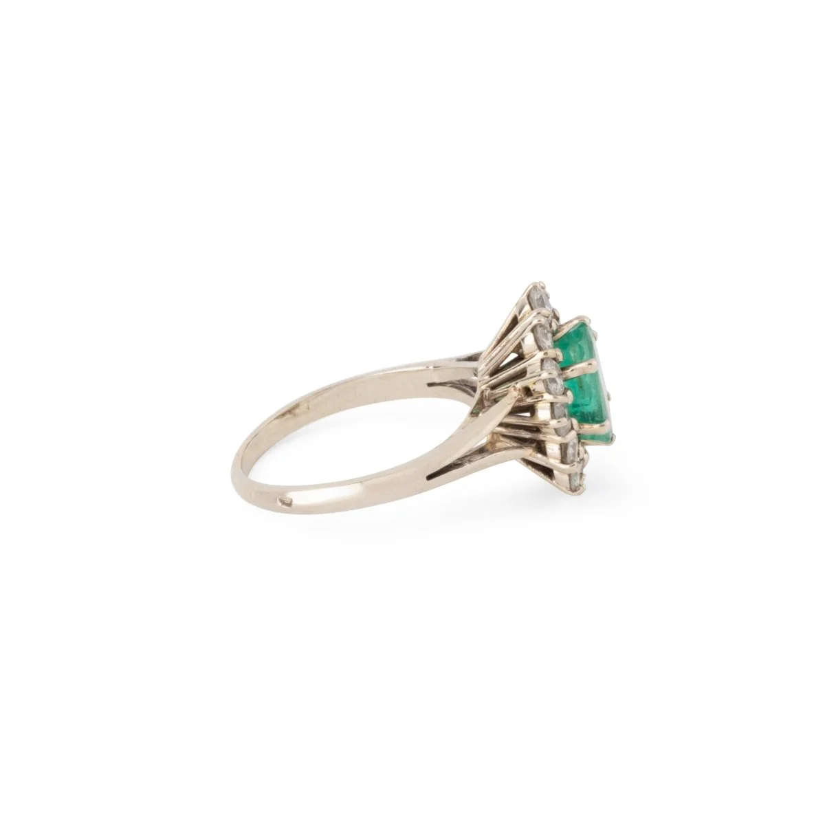 Bague Pompadour en or blanc émeraude et diamants - Image 6
