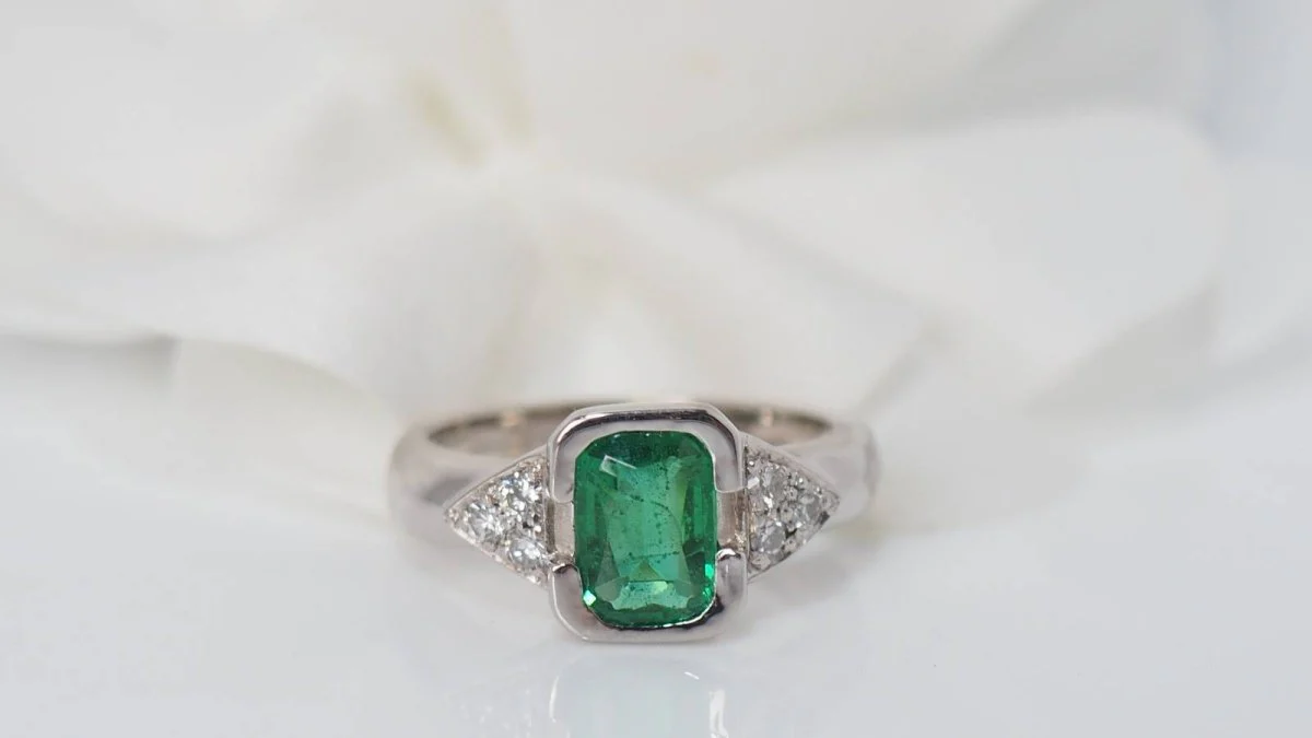 Bague en or blanc, émeraude et diamants