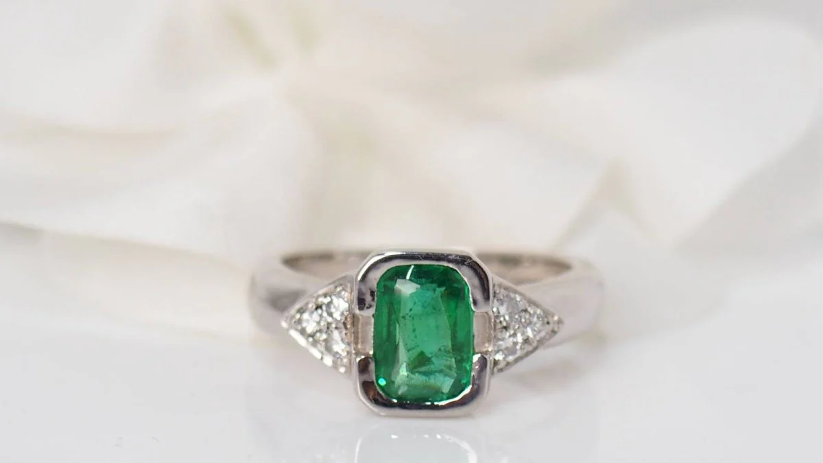 Bague en or blanc, émeraude et diamants - Image 2