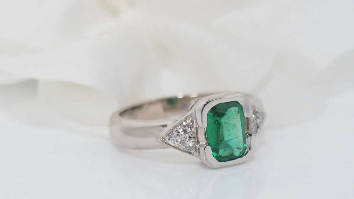 Bague en or blanc, émeraude et diamants - Image 3
