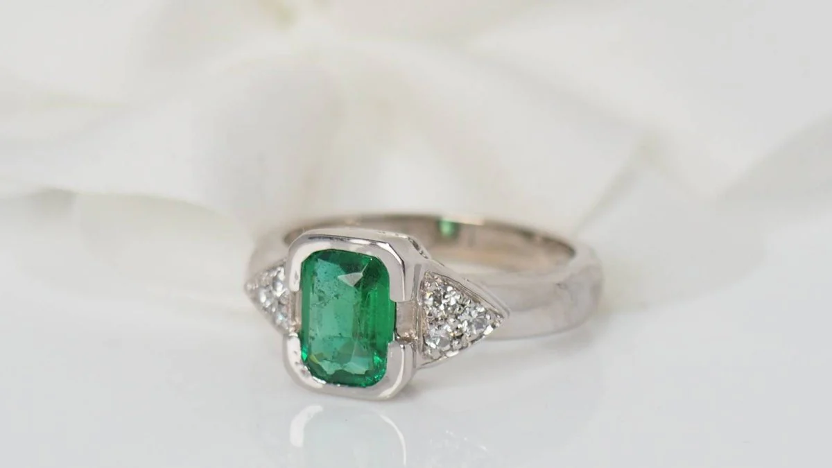 Bague en or blanc, émeraude et diamants - Image 4