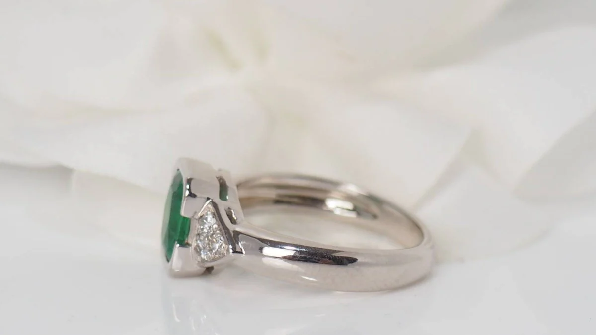 Bague en or blanc, émeraude et diamants - Image 6